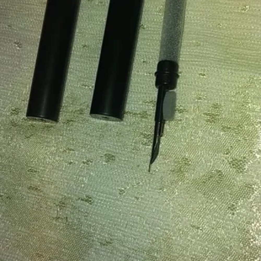 Earbud Cleaner - Picture 4 of 8